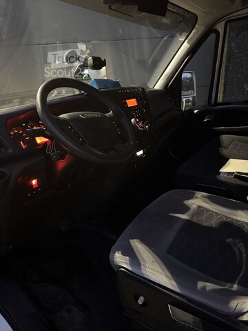 Transport voiture fermé Iveco Daily