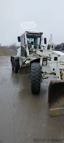 Motoniveladora Komatsu GD 650 AE