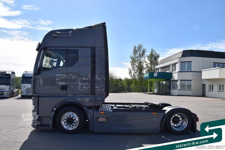 Nagy térfogatú nyergesvontató MAN TGX 18.520 Low Deck Hubsattelk. D30 Retar. MIETE