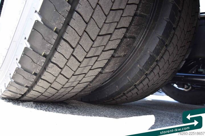 Nagy térfogatú nyergesvontató MAN TGX 18.520 Low Deck Hubsattelk. D30 Retar. MIETE