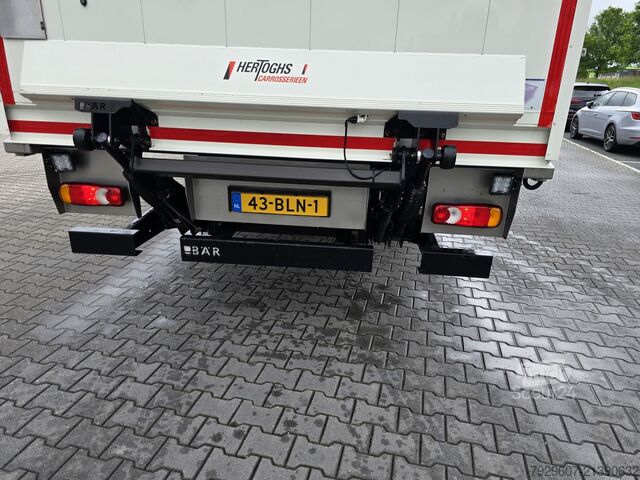 Transporter mit Koffer DAF LF 230