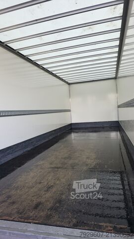Transporter mit Koffer DAF LF 230