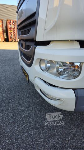 Transporter mit Koffer DAF LF 230