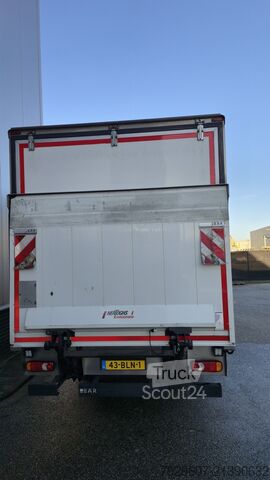 Transporter mit Koffer DAF LF 230