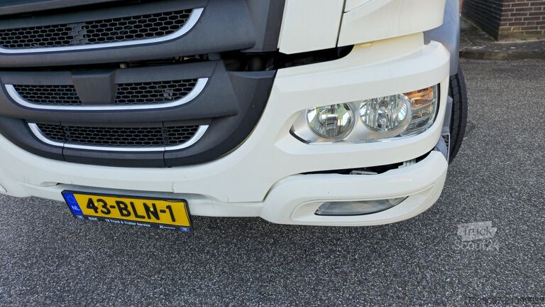 Transporter mit Koffer DAF LF 230