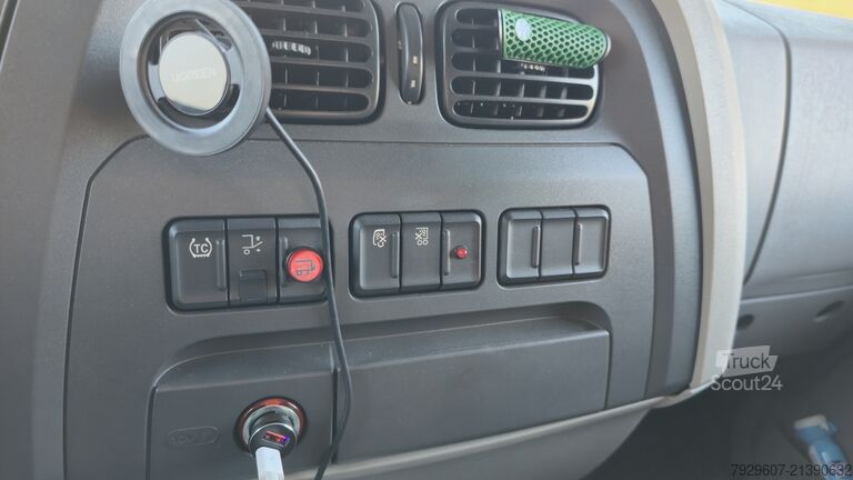 Transporter mit Koffer DAF LF 230