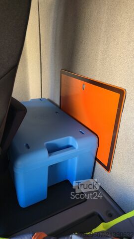 Transporter mit Koffer DAF LF 230