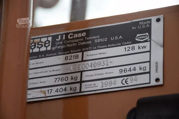Nakladalec na kolesih Case 821B
