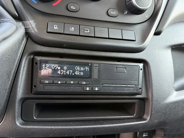 Furgon închis cu rampă de ridicare Iveco DAILY 75C18