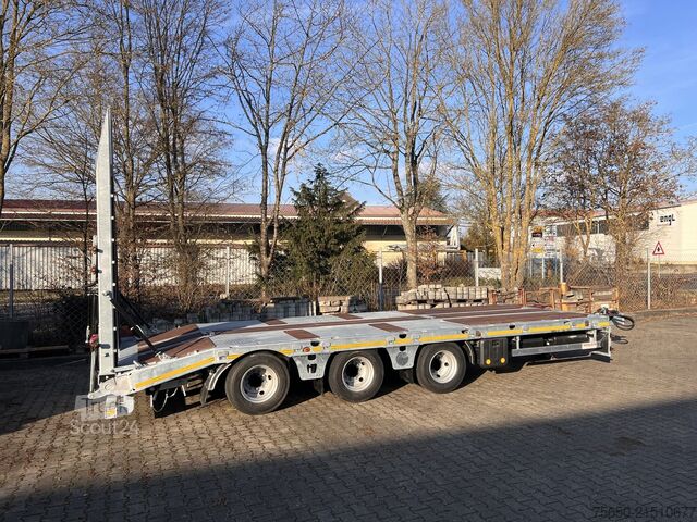 Lavtloader trailer Möslein TT 34 Zugrohr Gerade  34 t GG Tridem- Tieflader 3 Achs, gelenktNeufahrzeug