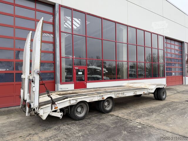 Lavtloader trailer Müller Mitteltal T3  3 Achs Tiefladeranhänger