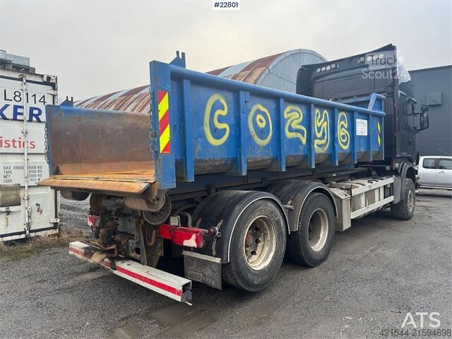 Sistema a braccio con gancio Scania R620 6x2 hooklift truck with Joab hook.