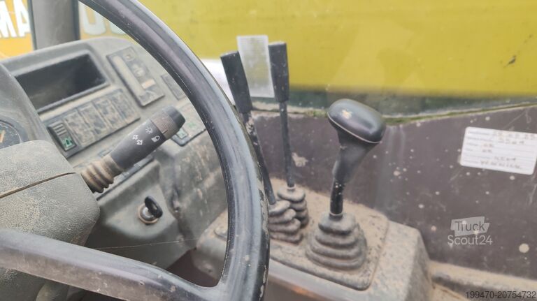 Teleskooppinen käsittelijä Manitou MT523