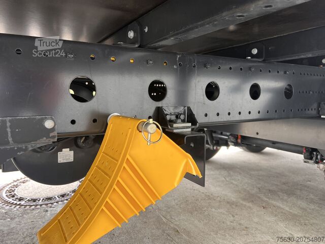 Anhänger mit Pritsche & Plane Möslein TPS 105 D-L Planenanhänger, Ladebordwand + Durchladbar neuwertig