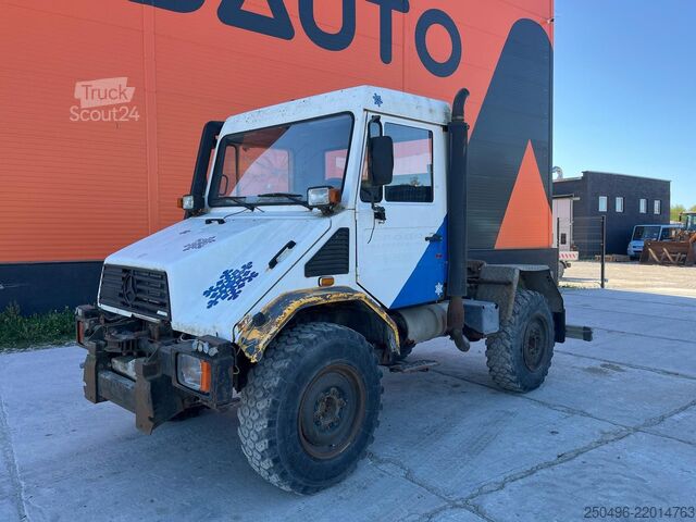 Trator standard Mercedes-Benz Unimog U130 4x4