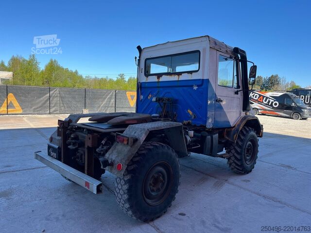 Trator standard Mercedes-Benz Unimog U130 4x4