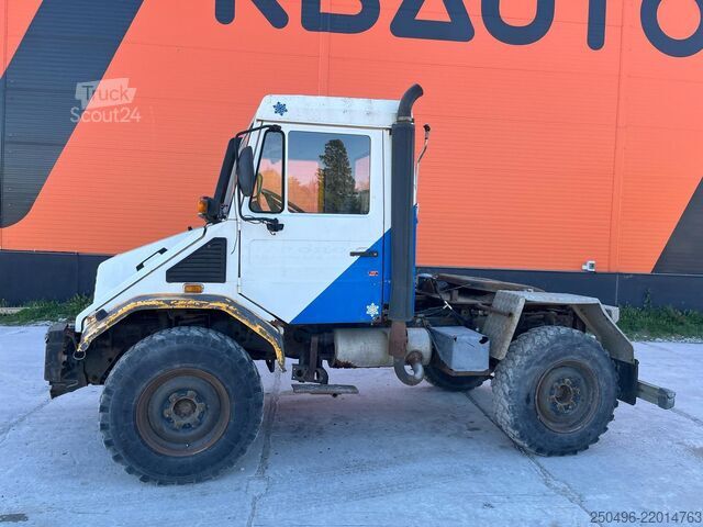Trator standard Mercedes-Benz Unimog U130 4x4
