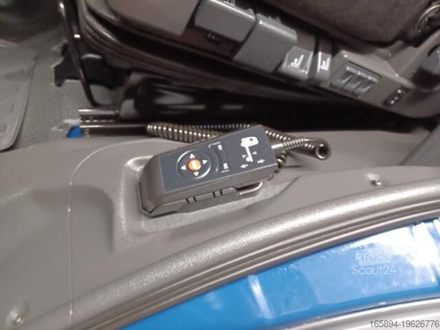 Camion cu platformă și prelată Mercedes-Benz Atego 1223 L