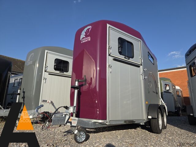 Ló-szállító utánfutó Cheval Liberté Touring Country 2,6t berry Sattelschrank