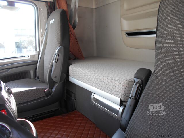 Standart traktör DAF XF 480