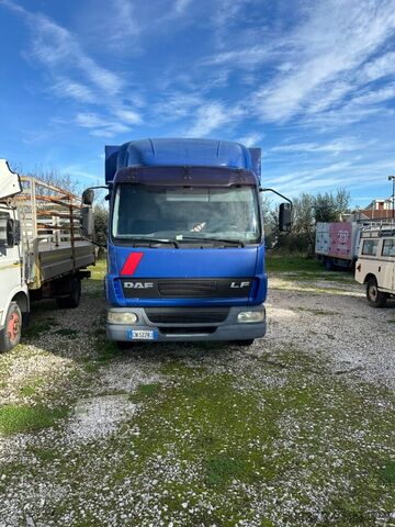 Tovorno vozilo s ravno platformo in ponjavo DAF 45.220
