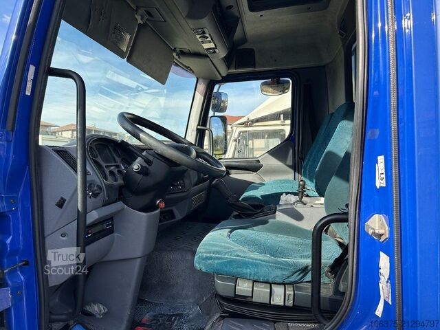 Tovorno vozilo s ravno platformo in ponjavo DAF 45.220