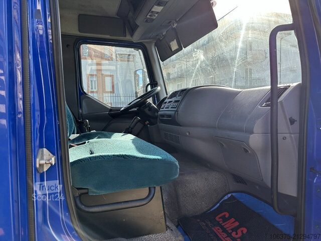 Tovorno vozilo s ravno platformo in ponjavo DAF 45.220