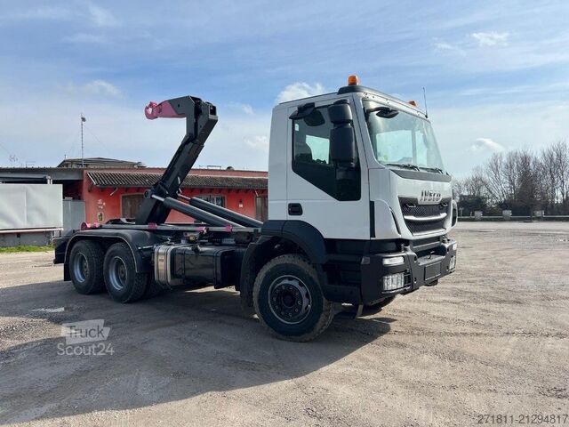 Camión portacontenedores de gancho IVECO IVECO TRAKKER 360 SCARRABILE 6X4