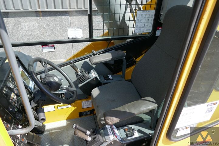 Grubaus reljefo kranas Grove RT700E