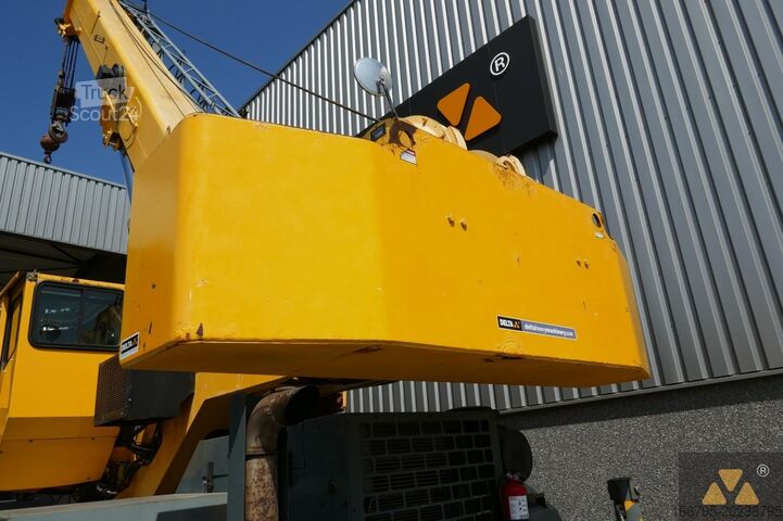 Grubaus reljefo kranas Grove RT700E