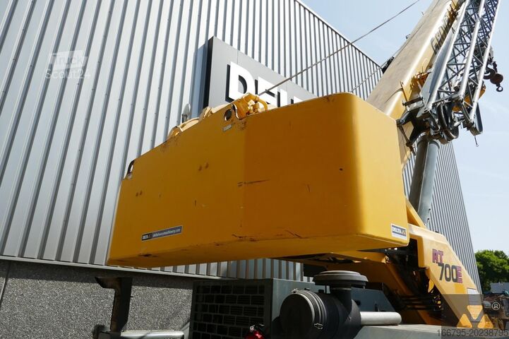 Grubaus reljefo kranas Grove RT700E
