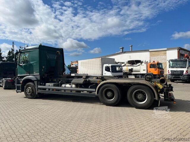 Контейнеровоз з гачком (рол-офф) MERCEDES-BENZ Arocs 2643 6x6 HAD Abrollkipper Meiller 30to