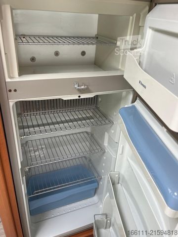 Polointegrovaný karavan PILOTE Exploratuer 715 XFJ - Einzelbetten - Heckbad -