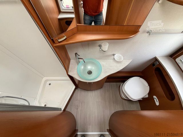 Polointegrovaný karavan PILOTE Exploratuer 715 XFJ - Einzelbetten - Heckbad -