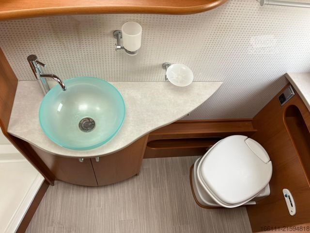 Polointegrovaný karavan PILOTE Exploratuer 715 XFJ - Einzelbetten - Heckbad -