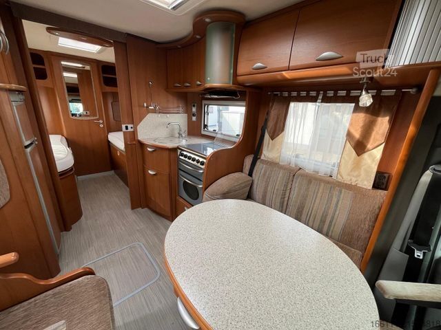 Polointegrovaný karavan PILOTE Exploratuer 715 XFJ - Einzelbetten - Heckbad -