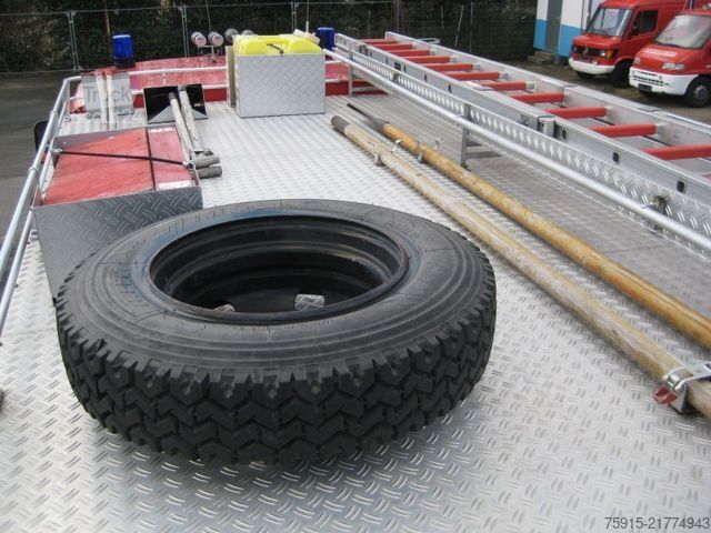 Vatrogasno vozilo MERCEDES-BENZ LP 709 Feuerwehr LF8 Oldtimer Teilbeladung *TÜV*