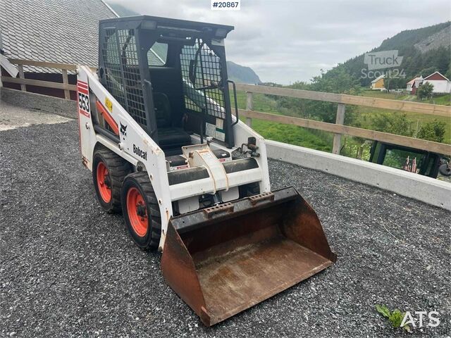 Lader Bobcat 553 compact loader w/ bucket and pallet forks. WAT
