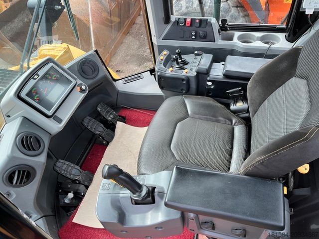 Riteņu iekrāvējs CATERPILLAR 966M