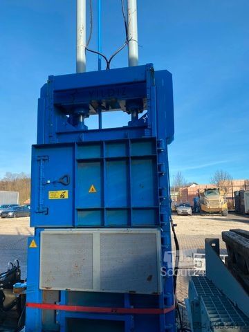   Altreifen-Ballenpresse