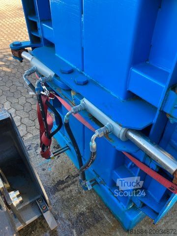   Altreifen-Ballenpresse