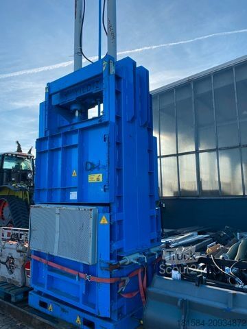   Altreifen-Ballenpresse