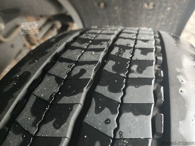 Užuolaidinis sunkvežimis su keltuvu Renault Premium