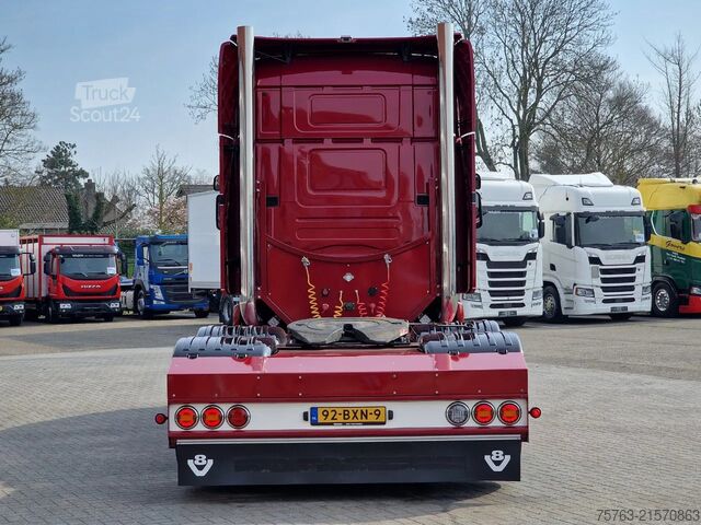 Scania T730 V8 Longline 6x2 - Showtruck - Aangepaste binnen- en buitenkant - Nieuwe lak - Nieuw inte Scania T730 V8 Longline 6x2 - Show truck - Custom in- ...