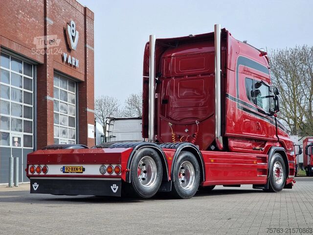 Scania T730 V8 Longline 6x2 - Showtruck - Aangepaste binnen- en buitenkant - Nieuwe lak - Nieuw inte Scania T730 V8 Longline 6x2 - Show truck - Custom in- ...