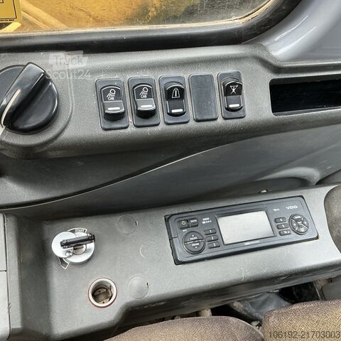 Lánctalpas kotrógép New Holland Kobelco E215