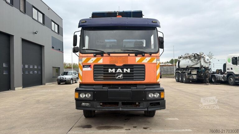 3-sānu pašizgāzējs MAN 26.272 (MANUAL PUMP / POMPE MANUELLE / LAMES / ...