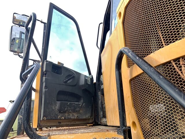 Knickgelenkter Muldenkipper Caterpillar 735B