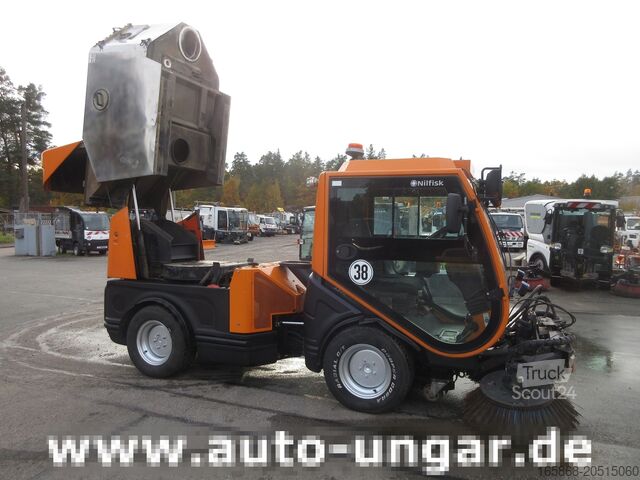 Sweeper Nilfisk CR3500 Geräteträger Kommunalfahrzeug 4x4