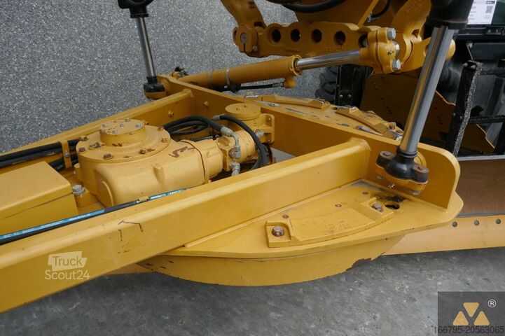 Równiarka Caterpillar 140M2